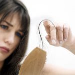 Penyebab dan Cara Mengatasi Rambut Rontok Secara Alami
